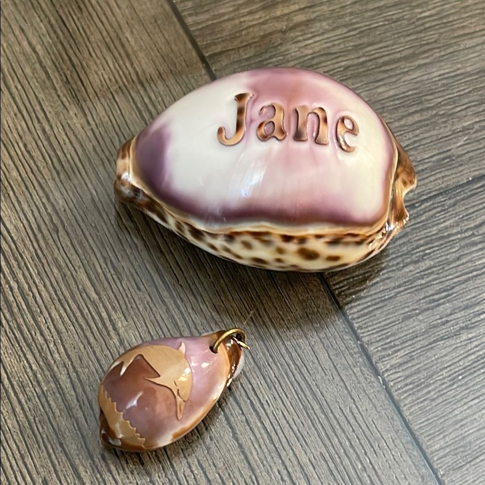 Vintage EngravedāTiger Cowrie Shell With āJaneā & Dolphin Pendant